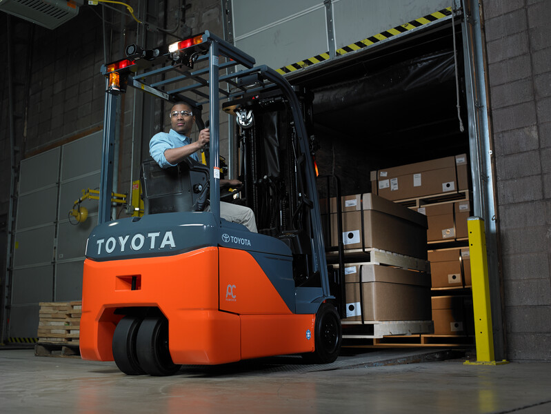 Ergonomic Forklift Features That Reduce Operator Injuries: Electric Forklift